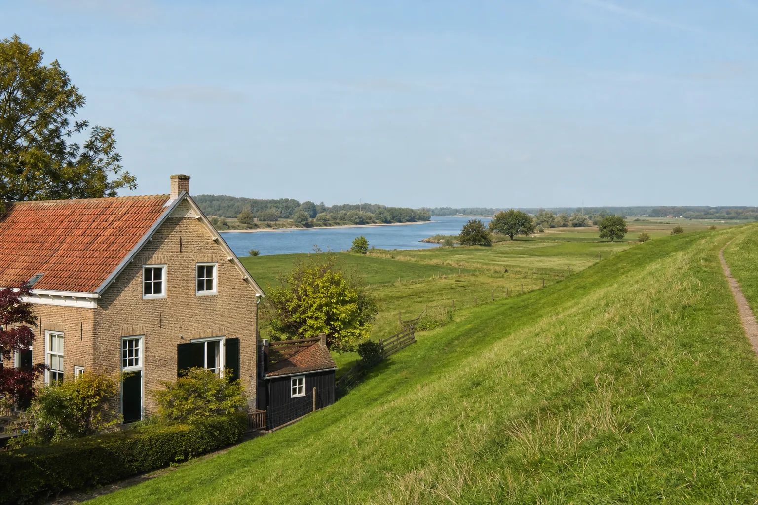 Landschapsbeeld langs de Waal bij het onderwerp regenwater op kleigrond: kies eerst tussen bergen en infiltreren
